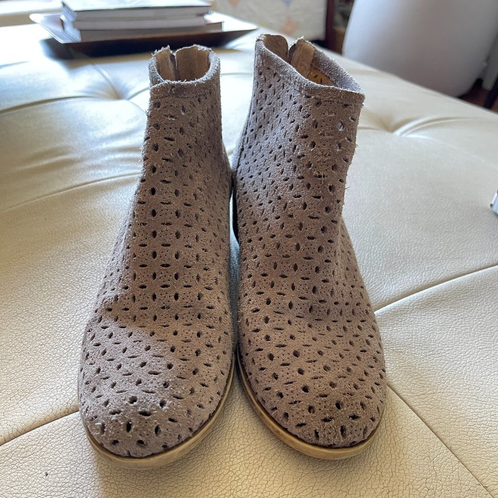 Lucky Brand Taupe Suede Cutout Booties Sz 7